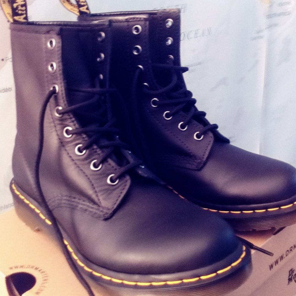 DR. MARTENS 1460 WOMEN'S BOOTS